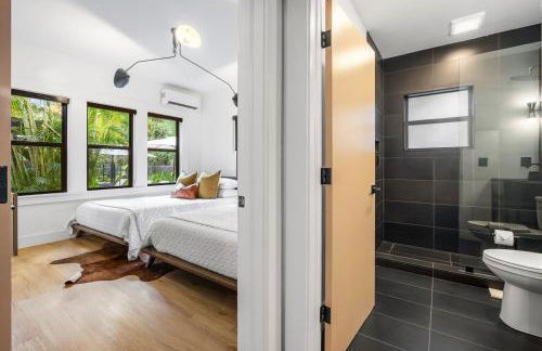 Hacienda Flamingo Unit 1 - Spacious Designer Flat with Sunroom & Style - Foto 13