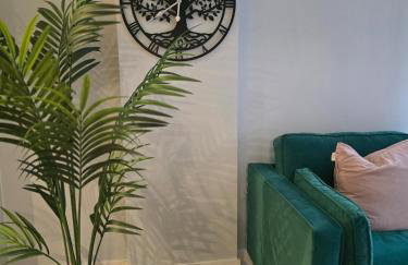 Contemporary 2-bedroom apartment with free gated parking, 2 bathrooms - for families, contractors, travellers for business and leisure - Photo 1