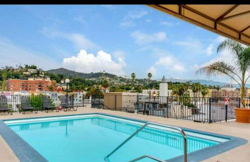 Chic Hollywood Retreat 2Bed Rooftop Pool with Iconic Views - Foto 1