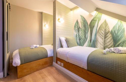 The Secret Garden, Donaghadee - The Hideaway - Stylish 5-Beds, and Lavish 3-Bedrooms - Guests 7 - Super Fast Speed Wi-FI - Foto 53