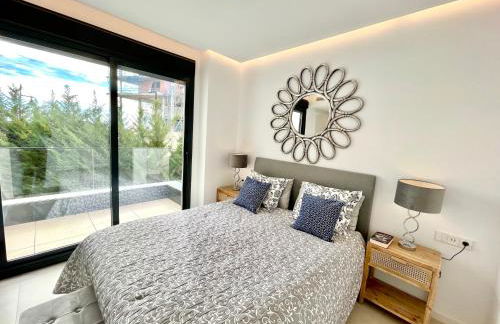 Luxury 3 Bedroom Apartment 300m from the Beach - Photo 18