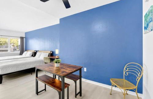 Sunny Miami Beach Studio with 2 Queens plus Workspace - Foto 3