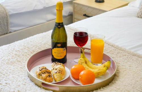 City Centre Apartment with Free Parking, Balcony, Super-Fast Wifi and Smart TV with Netflix by Yoko Property - Photo 21