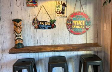 The Sleepy Tiki - game room, tiki lounge, firepit - Foto 18