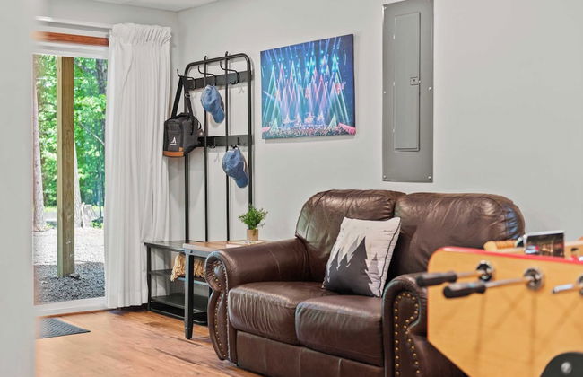 Maple Oasis by Avantstay Newly Built w/ Hot Tub, Game Room & Fire Pit - Photo 18