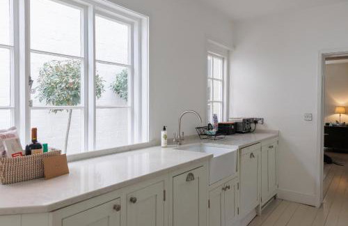 Beautiful house, Cirencester centre, parking - Photo 18