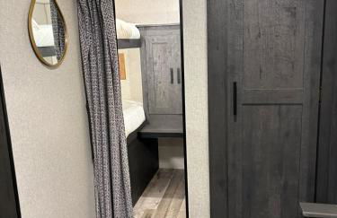 Modern Luxury RV Retreat, Your Cozy Tiny Home - Foto 34