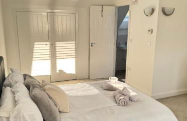 Parkside Luxury 3 bedroom home, 5 min to Ebbsfleet Station and has free Parking - Foto 37