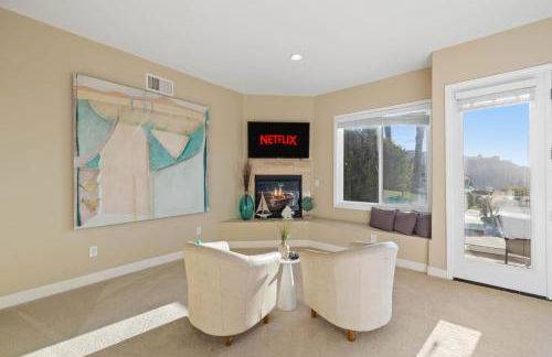 Oceanview Luxe Retreat with Rooftop - Foto 25