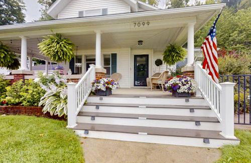 Steps to Crystal Lake! Group Getaway with Hot Tub - Foto 33