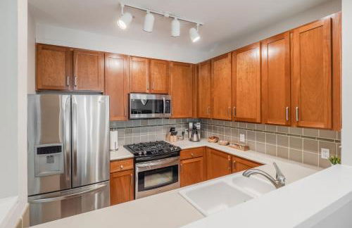 Waterfront Spacious 1BR, Den Walk to Pike Place - Photo 5