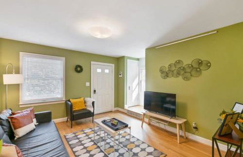 Beautiful 3BR 2BA Colonial House by CozySuites - Foto 9