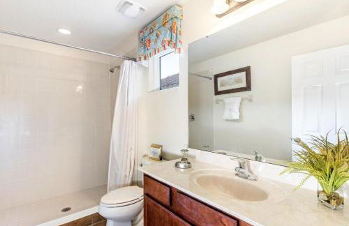 Spacious 6-Bedroom Getaway with Game Room, Private Spa & Sunny Pool Deck in Premier Resort Setting - Foto 55