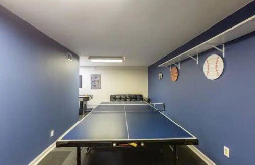 Lrge 5 BR 9 Beds Near DC-Pool, Hot Tub, Gym, Game Rm, Fire Pit - Foto 23
