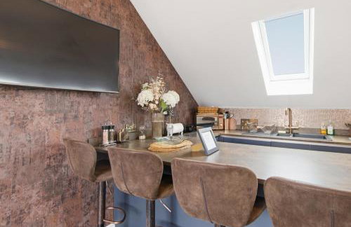 Cannons Loft Central Buxton, Duplex loft 3 bedroom Set over 3 floors stairs no lift sleeps 5 - Photo 16
