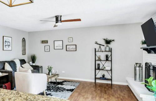 Jacuzzi & Pool House w/Game Room + Fire table - Foto 25