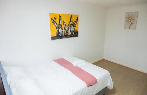 Beautiful Modern Home in London, Free Parking, Family Home, Sleeps 9, Close to Railway Station - Foto 25