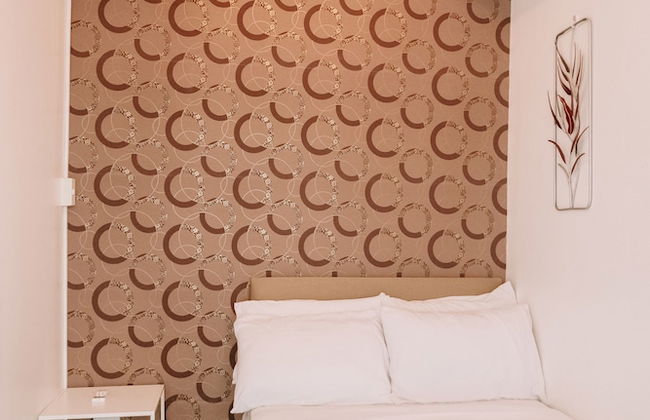 Stylish 1BR City Apartment - Photo 2