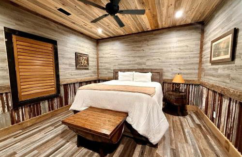 Cozy Wood-Interior Lodge with Screened Patio, Fire-Pit Table, Grill & Fast WiFi in Goreville, Illinois - Photo 8