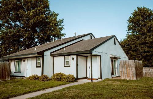 The Orange Lounge - 8 min to KU & Mass - Photo 50