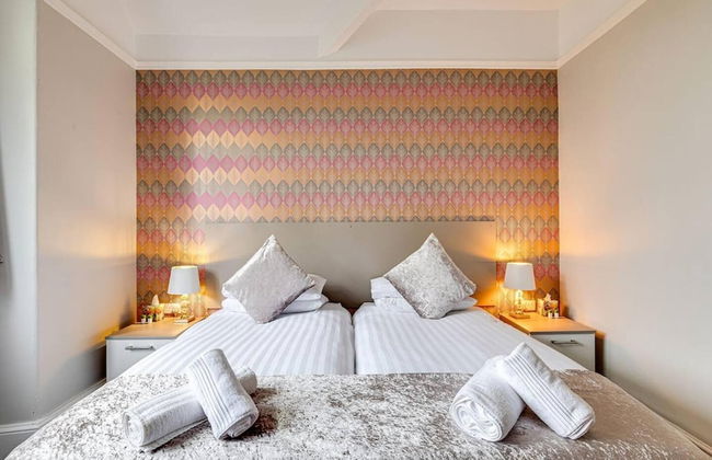 Delightful Holiday Home With sea Views and Hot Tub - Photo 6