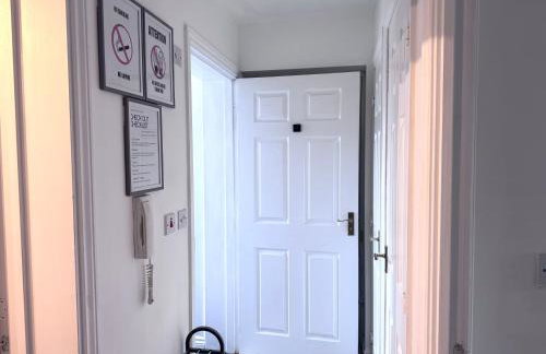 Stylish 2-Bed flat near IKEA & J9 M6 Free Parking - Foto 15