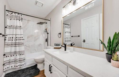 Boho Chic Home w Backyard Paradise - Pool + Grill - Foto 23