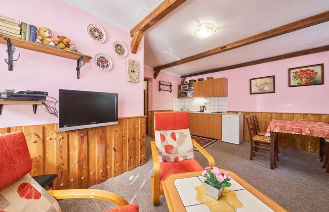 1 bedroom Apartment in Stárkov with swimming pool and garden - Photo 1