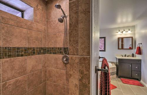 3 Mi to Rainbow Lake Home with Hot Tub and Deck - Foto 17