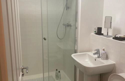 Peterborough City Center Near Healthcare Center One Bed apartment With Free Private Parking Contractors Locum Staff welcome - Foto 13