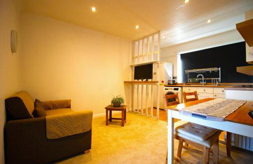 One-Bedroom flat in Cheam Village - Photo 22