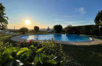 Chalet con piscina y 2000 m de jardín - Foto 2