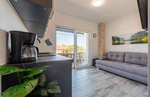 Beautiful Apartment In Prizna With Wifi - Photo 4