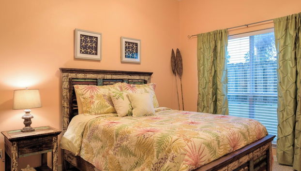 Spacious Ground Floor Condo With Semi-private Pool, 1 Block to Beach - Foto 3, Habitación