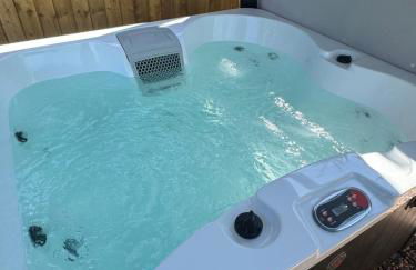 unique sheperds hut private hot tub, ensuite & kitchenette - Photo 2