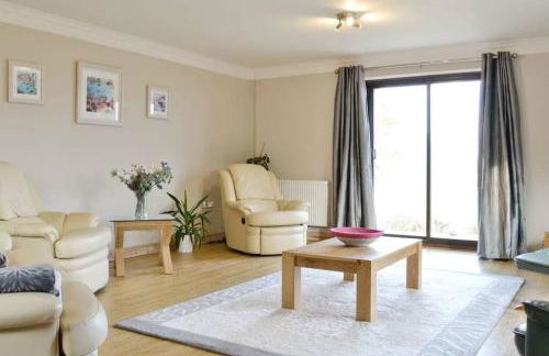 Spacious bungalow with estuary views near Llansteffan - Photo 1