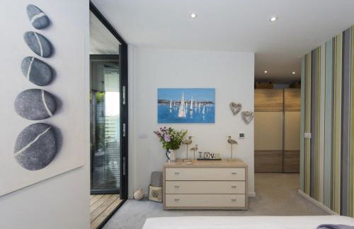 Two Bare Feet - Photo 18