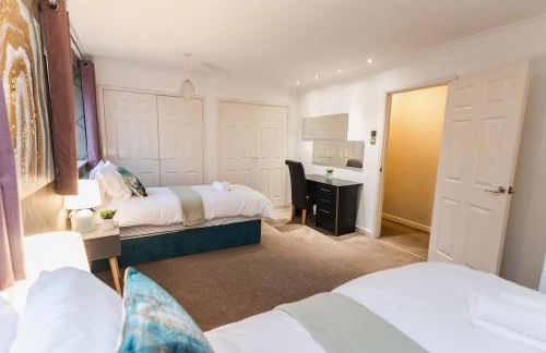 Elegant 5-Bed Home, Families & Friends, Sleeps 6, Parking, Free Wi-Fi - Foto 48