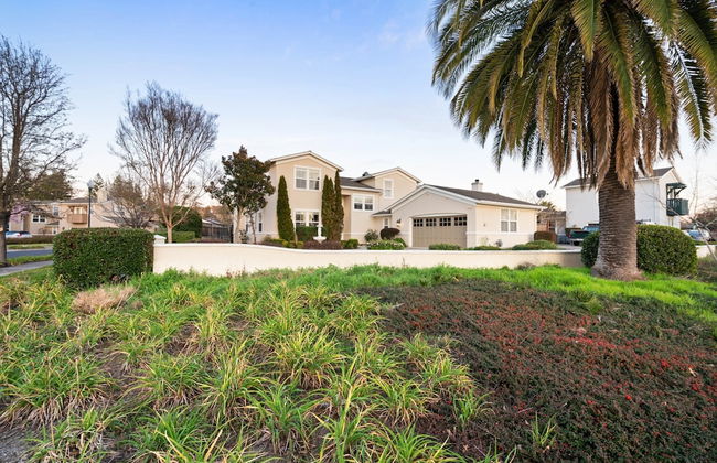 Fiano by Avantstay Centrally Located Haven w/ Stunning Courtyard & Pool Table - Foto 1