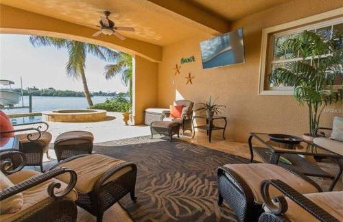 Large Mediterranean Oasis - Water Views & Pool - Photo 14