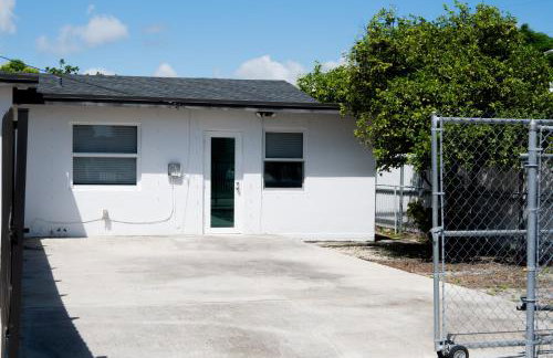 Central Getaway in Little Havana Near Airport, Wynwood, Calle 8 Brickell, Coral Gables and more , Fenced parking - Foto 5