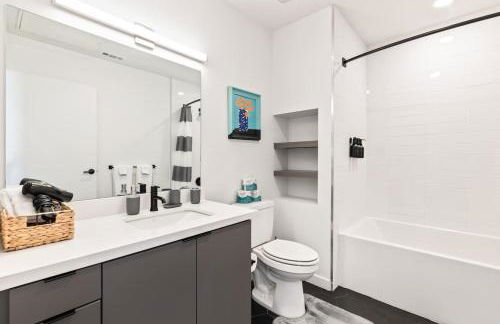 Modern Living, Stunning city views, 1Mile to Dodger Stadium - Photo 5