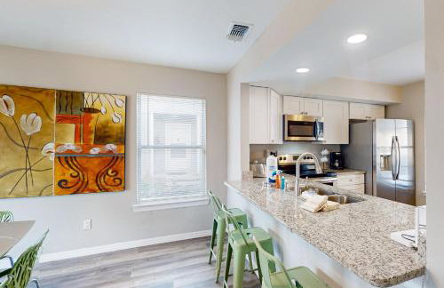 Cozy Spacious Home with Private Backyard and Patio, near shopping - Foto 8