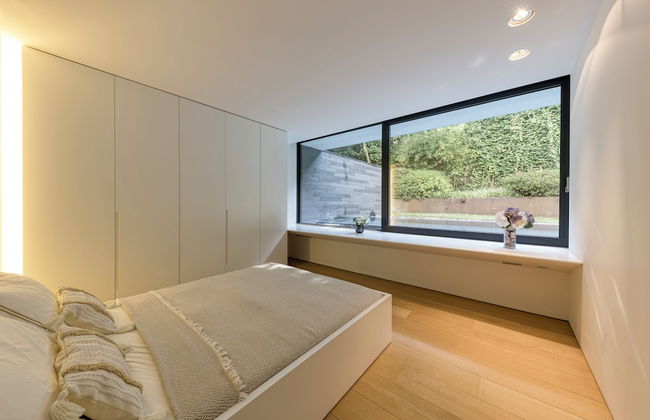 The Glass Manor - Photo 2