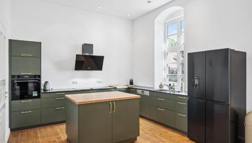 GUT KLETKAMP "Altes Torhaus" - Historisches Ferienhaus mit 5 Schlafzimmern I Kamin I Garten & Terrasse I Seeblick I 15 Min zur Ostsee I Moderne Küche I Hundefreundlich I Parkplätze I WLAN - Foto 2, stove, dishwasher