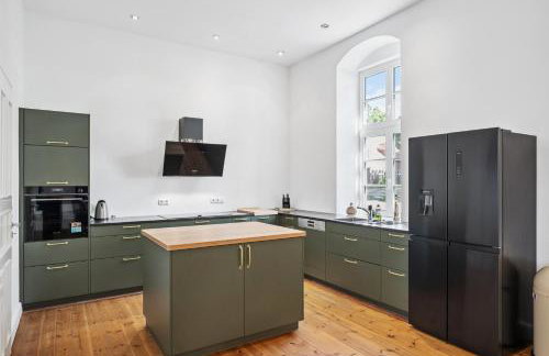 GUT KLETKAMP "Altes Torhaus" - Historisches Ferienhaus mit 5 Schlafzimmern I Kamin I Garten & Terrasse I Seeblick I 15 Min zur Ostsee I Moderne Küche I Hundefreundlich I Parkplätze I WLAN - Foto 2