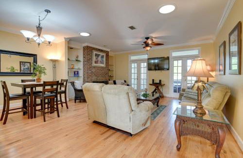 Cottage with Deck and Pool Access about 6 Mi to Beach - Foto 7