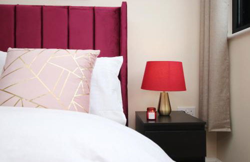 LUXURY 4 Bedroom 4 Ensuite Home in Penarth (Pool Table Games Room & BBQ Garden) with Sea Views - Photo 11