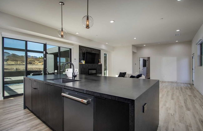 Luxe Modern Escape w/ Pool, Hottub, Firepit, Desert View Obsidian by Avantstay - Foto 3