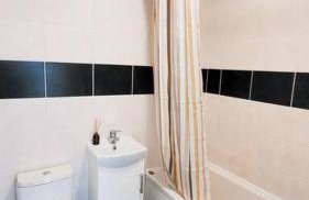 Lovely & modern 2-Bedroom Flat above shop in Tonteg - Foto 8